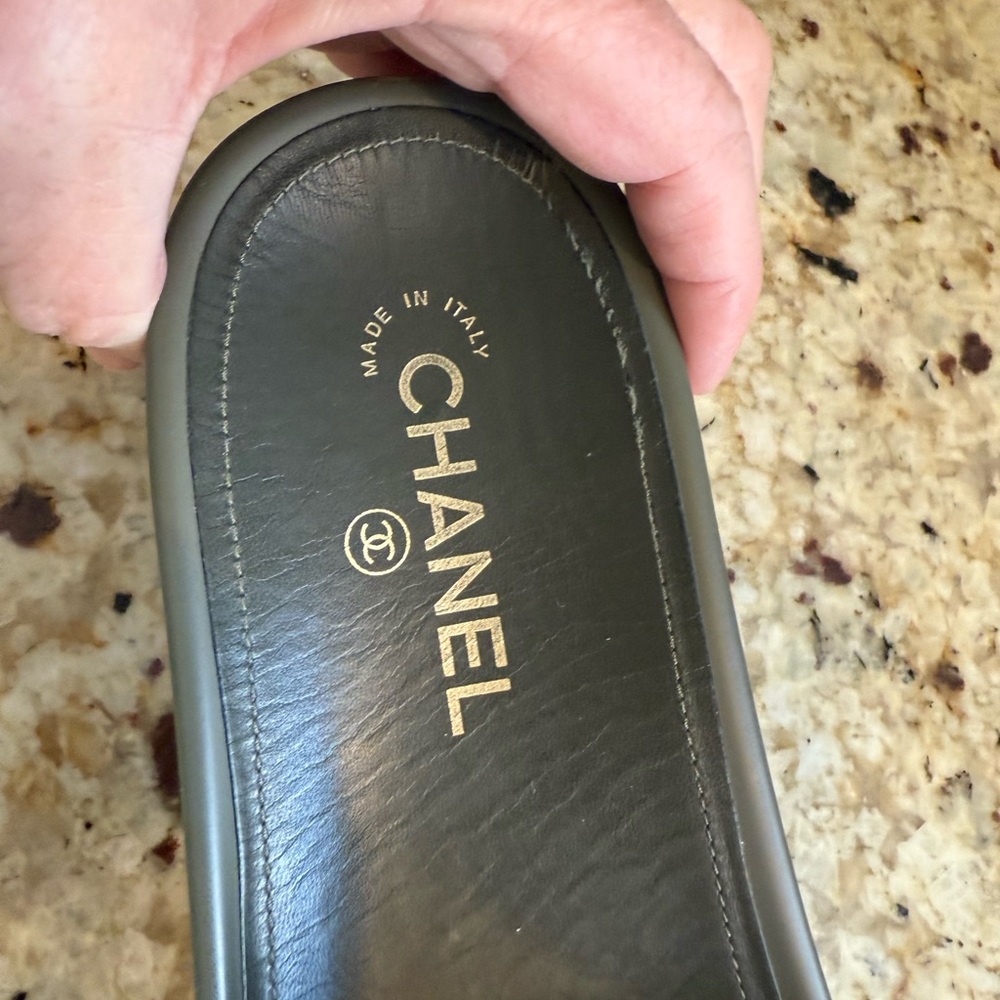 CHANEL Slides - Picture 6 of 16
